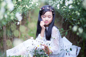 Bé “điệu” cùng mùa cúc họa mi Hà Nội