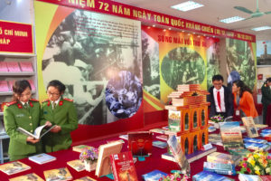 Trưng bày sách, báo kỷ niệm 72 năm Ngày Toàn quốc kháng chiến