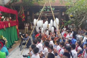 Nghệ nhân đồ chơi dân gian cùng trình diễn tại phố cổ Hà Nội