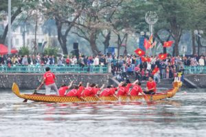 Những hình ảnh ấn tượng trong ngày khai mạc Lễ hội bơi chải thuyền rồng Hà Nội mở rộng năm 2019