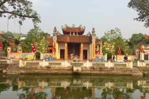 Nghi thức làm và thả bánh Vía ở lễ hội Bình Đà