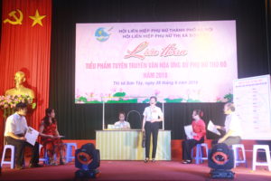 Phụ nữ Thủ đô ứng xử đẹp