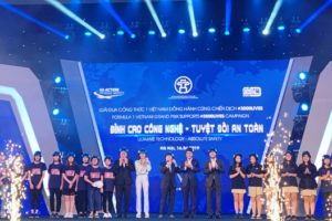 Việt Nam Grand Prix tặng 10.000 mũ bảo hiểm cho học sinh, sinh viên