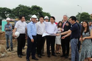 Chủ tịch F1 Chase Carey khảo sát đường đua Hà Nội