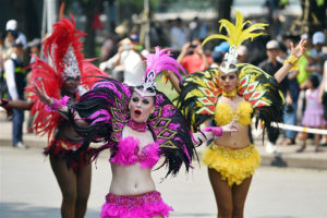 Carnival đường phố khuấy động phố đi bộ Hồ Gươm nhân kỷ niệm 20 năm “Thành phố vì hòa bình”