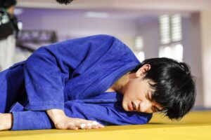 Isaac “bầm dập” vì khổ luyện Judo để nhập vai trong ‘Anh trai yêu quái’