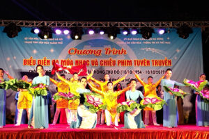 Chương trình nghệ thuật và chiếu phim tuyên truyền kỷ niệm 65 năm Giải phóng Thủ đô
