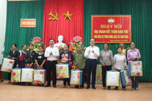Phó Chủ tịch Thường trực HĐND TP Nguyễn Ngọc Tuấn dự Ngày hội Đại đoàn kết toàn dân tộc thôn Hưng Giáo