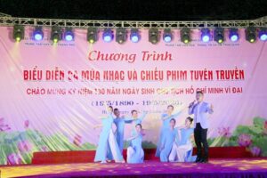 Chương trình biểu diễn Ca múa nhạc và Chiếu phim tuyên truyền