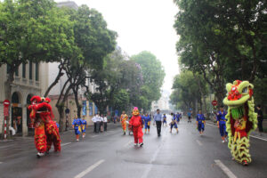 Biểu diễn nghệ thuật phục vụ nhân dân