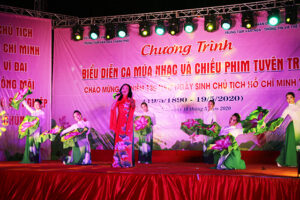 Biểu diễn nghệ thuật và chiếu phim tuyên truyền kỷ niệm 130 năm Ngày sinh Chủ tịch Hồ Chí Minh
