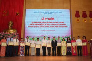 Quận Tây Hồ khen thưởng 50 tập thể, cá nhân có thành tích trong thực hiện Chỉ thị 05-CT/TW