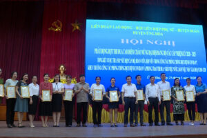 Ứng Hòa: Trao giải Cuộc thi ảnh “Nét đẹp cán bộ, đoàn viên, hội viên trong công tác phòng chống dịch Covid-19”