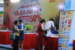 Nhộn nhịp phố đi bộ hồ Gươm với nhiều hoạt động hấp dẫn