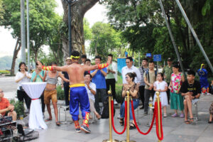 Trình diễn thể thao tại phố đi bộ khu vực hồ Hoàn Kiếm