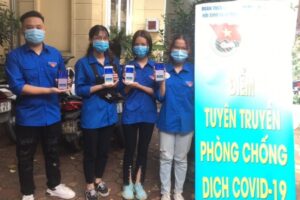 “Cõng loa” tuyên truyền, hướng dẫn nhân dân cài đặt Bluezone