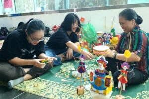Cơ hội được tự tay làm đồ chơi Trung thu cổ truyền cùng các nghệ nhân