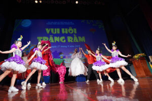 Rộn ràng đêm hội trăng rằm tại rạp Kim Đồng