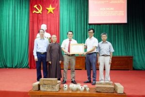 Bảo tàng Hà Nội nhận bàn giao hiện vật tìm thấy trong quá trình tu bổ, tôn tạo chùa Chúc Thánh