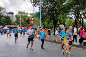 Sôi nổi giải chạy ủng hộ chương trình “Trái tim cho em” trên phố đi bộ Hà Nội
