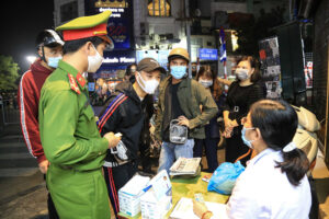 Hà Nội yêu cầu xử lý nghiêm các trường hợp không thực hiện biện pháp phòng, chống dịch Covid – 19 tại nơi công cộng