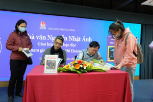 Nhà văn Nguyễn Nhật Ánh ký tặng độc giả Hà Nội nhân kỷ niệm 25 năm ra mắt “Kính vạn hoa”