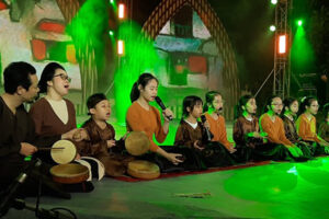 Trình diễn nhiều loại hình nghệ thuật truyền thống trên phố đi bộ hồ Gươm