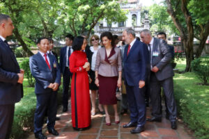 Vẻ đẹp nữ cán bộ ngành Văn hoá – Thể thao trong tà áo dài truyền thống