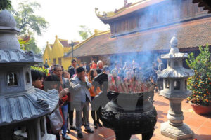 Từ 1/6/ 2021, xử phạt nặng với hành vi mặc hở hang, phản cảm tại lễ hội