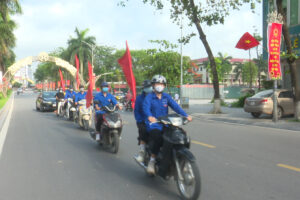 Huyện đoàn Đông Anh triển khai bóc xóa quảng cáo vi phạm; tuyên truyền lưu động phòng, chống dịch COVID -19.