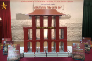 Thư viện Hà Nội trưng bày hơn 400 tư liệu sách, báo với chủ đề “Hành trình theo chân Bác”