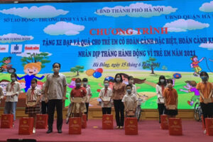 Hà Nội tặng xe đạp và quà cho trẻ em có hoàn cảnh đặc biệt, hoàn cảnh khó khăn