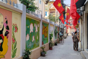 Đẩy mạnh thực hiện xã hội hoá nhằm huy động nguồn lực cho việc xây dựng đời sống văn hoá ở cơ sở