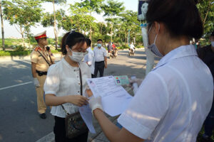 Từ ngày 14/7/2021, Hà Nội tổ chức 22 chốt kiểm soát phương tiện kết hợp test nhanh Covid-19 tại các cửa ngõ Thủ đô