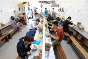 Từ 0h00 ngày 13/7/2021, Hà Nội dừng cửa hàng cắt tóc, gội đầu, nhà hàng, dịch vụ ăn uống chỉ được bán mang về