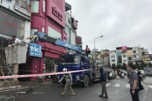 Quận Đống Đa: Xử lý các bảng quảng cáo, biển hiệu sai quy định