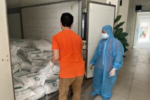 Quận Đống Đa kịp thời hỗ trợ nhu yếu phẩm đến các hộ dân trong vùng phong tỏa