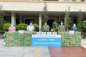 Phụ nữ quận Đống Đa đồng hành cùng tuyến đầu chống dịch, tích cực hỗ trợ người dân gặp khó khăn