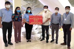 Huyện Ứng Hòa san sẻ yêu thương, tiếp thêm sức mạnh cho 5 quận phòng, chống dịch COVID-19