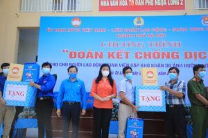 Hà Nội trao 2.200 suất quà cho lao động mất việc làm, sinh viên ngoại tỉnh- Phát huy tinh thần đoàn kết, sẻ chia trong đại dịch