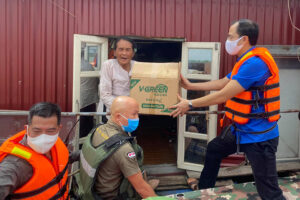Hỗ trợ người dân nghèo làng chài ven sông Hồng gặp khó khăn do dịch bệnh