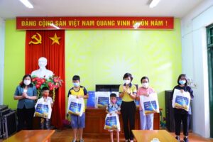 200 hộ gia đình khó khăn của huyện Thạch Thất nhận quà từ “Siêu thị mini 0 đồng”