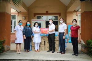 Hà Nội trao quà cho 15 Trung tâm y tế quận, huyện thuộc Vùng 1