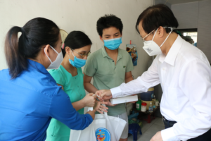 Quận Hoàng Mai trao tặng 26 máy tính bảng cho học sinh khó khăn