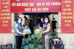 Phụ nữ quận Hà Đông san sẻ yêu thương vượt qua đại dịch