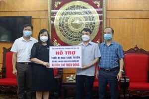 80 học sinh có hoàn cảnh khó khăn của huyện Chương Mỹ được tặng thiết bị học trực tuyến