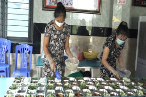 Hàng nghìn suất cơm ấm nóng gửi tới lực lượng nơi tuyến đầu chống dịch