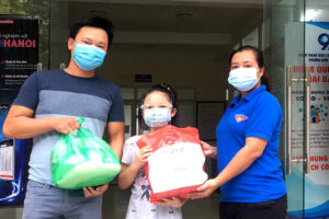 “Lồng đèn thắp sáng ước mơ” mang niềm vui Trung thu đến với các em nhỏ
