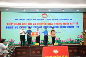 Hà Nội tiếp nhận ủng hộ và chuyển giao phương tiện, trang thiết bị y tế phục vụ công tác phòng, chống dịch bệnh COVID-19
