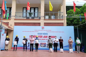 1.000 “Túi quà an sinh” được trao cho người dân và thanh thiếu niên có hoàn cảnh khó khăn trên địa bàn quận Tây Hồ